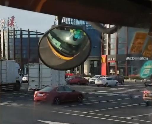 服務區(qū)停車場現(xiàn)遺棄包裹，司機警示 這個東西不能撿